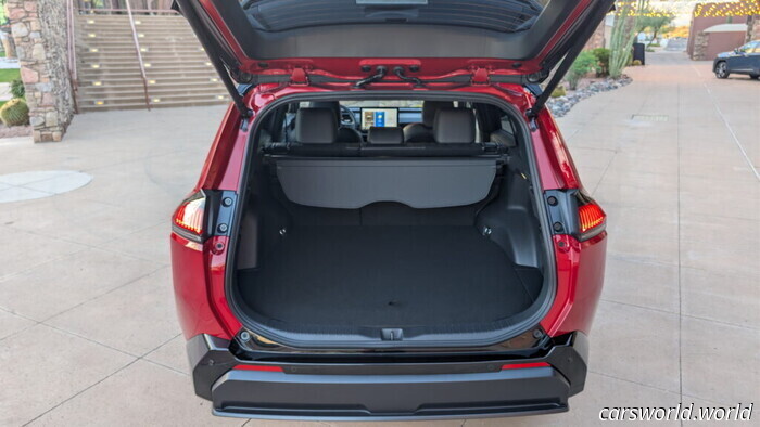 El RAV4 GR Sport 2026 de Toyota no sigue las reglas de los híbridos | Reseña | Carscoops